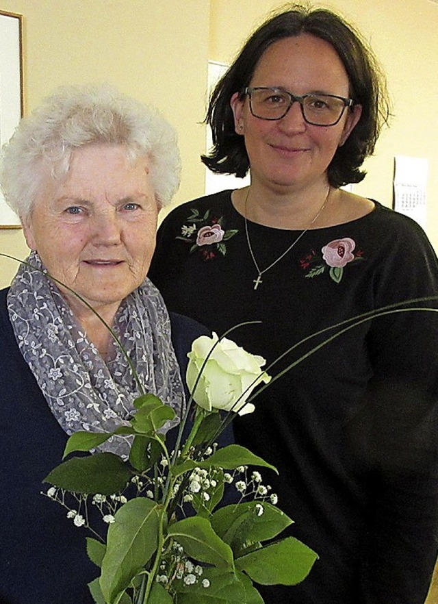 Gemeindereferentin Elisabeth Rothenber...) gratulierte der Geehrten Martha Enz   | Foto: Reiner Merz