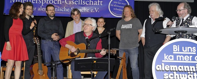 Isabelle Grussenmeyer mit Mann Thomas,...Hack (von links) bei der Mundart-Nacht  | Foto: Christel Hlter-Hassler