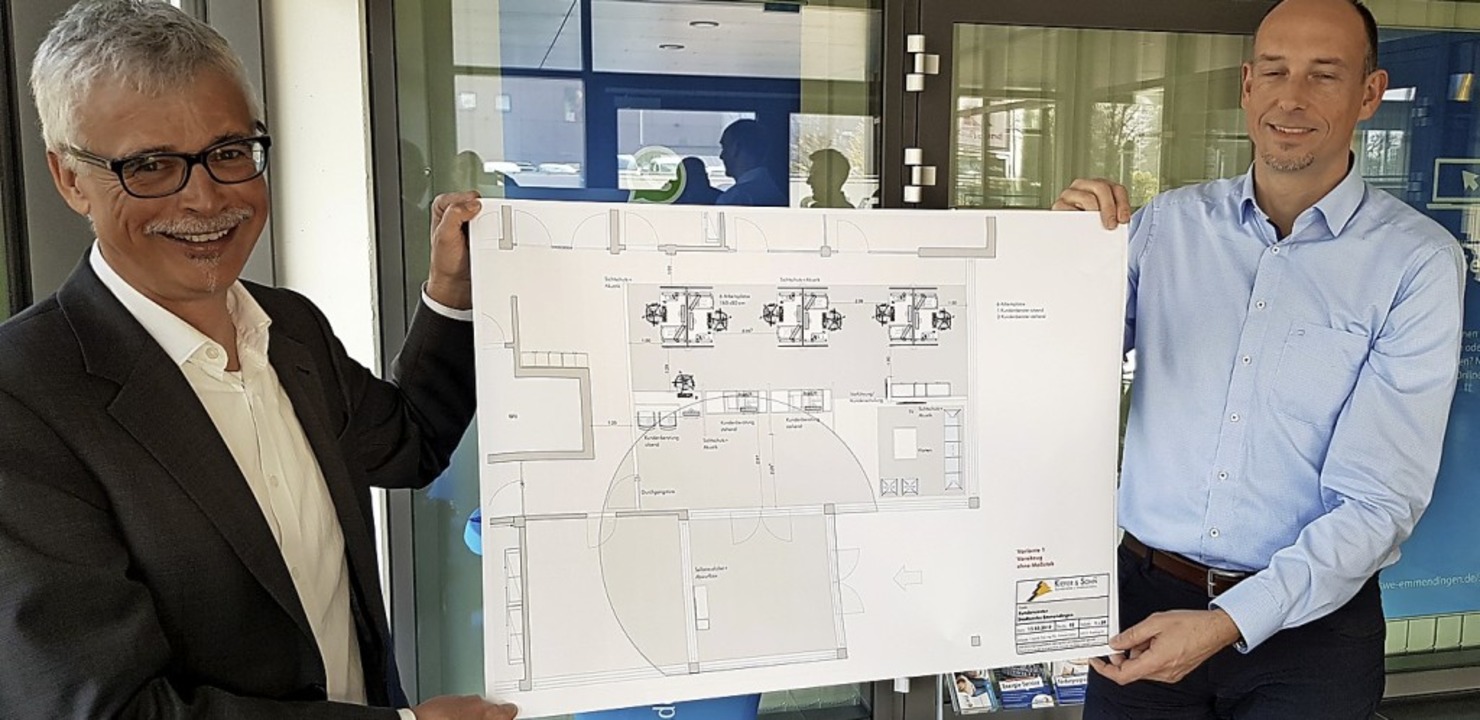 Das Foyer der Stadtwerke soll umgebaut...r Bjrn Michel prsentieren die Plne.  | Foto: Gerhard Walser