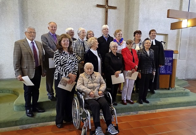 Jubelkonfirmanden mit Pfarrer Lepper (r.) in der Stadtkirche.   | Foto: ZVG