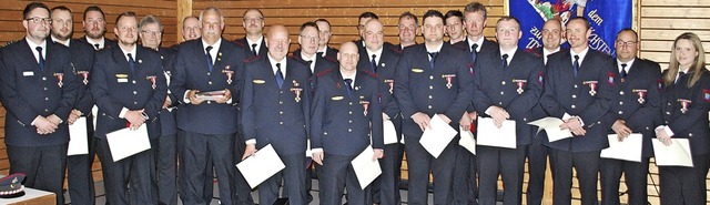 Zahlreiche aktive Mitglieder  wurden b... fr ihren langjhrigen Dienst geehrt.  | Foto: Mink