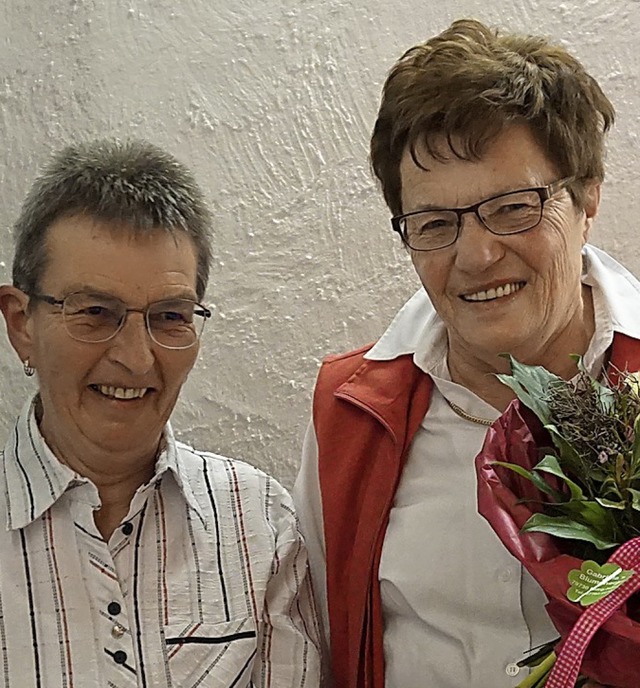 Mit einem Strau wurden Helga Haug fr...chried und Hannelore Matt (30) geehrt.  | Foto: Sackmann