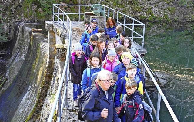 Kinder aus der Nachbarschaftsschule Te...en 65000 Kubikmeter groen See zurck.  | Foto: Gudrun Gehr