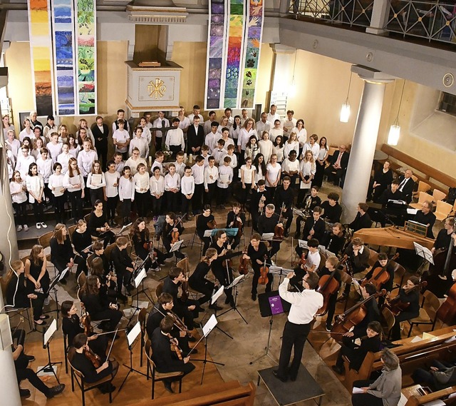Chor und Musiker des &#8222;Hebel&#8220; in der Stadtkirche  | Foto: Barbara Ruda
