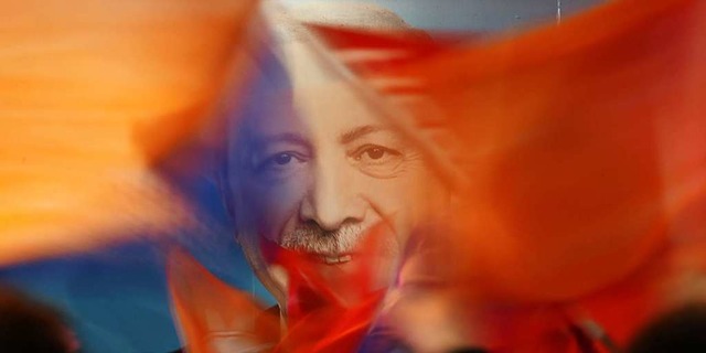 Einseitiger Wahlkampf: Anhnger des t...denten Erdogan schwenken  ihre Fahnen.  | Foto: dpa