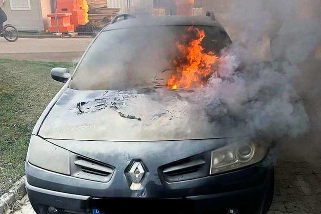 Feuerwehr lscht brennendes Auto