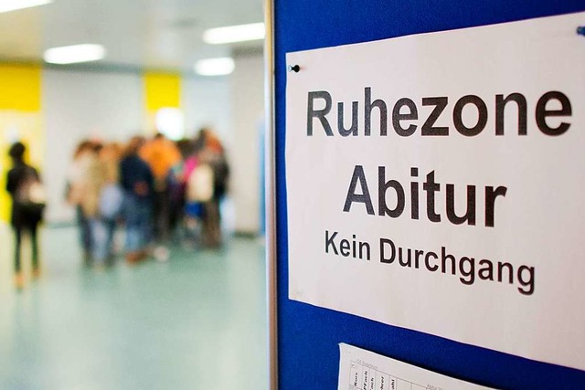 Fr 329 Schlerinnen und Schler an de...Abiturprfungen begonnen (Symbolbild).  | Foto: dpa