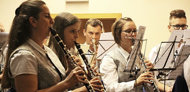 Der Musikverein Grimmelshofen berzeug...t im sehr gut besuchten Gemeindesaal.   | Foto: Yvonne Wrth