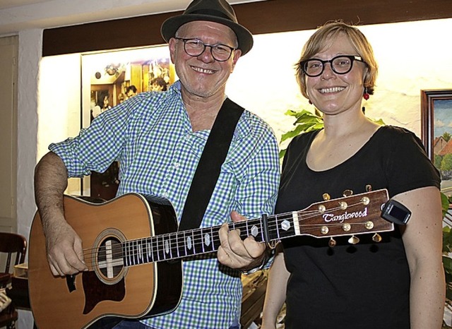 Ulrike Derndinger und Heinz Siebold ge...szge aus ihrem neuen Buch zum Besten.  | Foto: Martha Weishaar