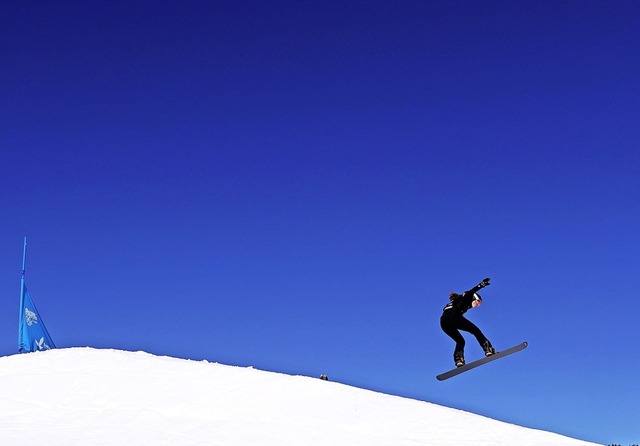 Vllig losgelst: Snowboardcrosserin J...Lffingen ist Junioren-Weltmeisterin.   | Foto: afp