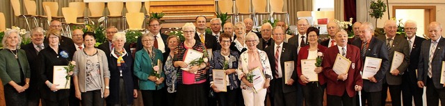 Ausgezeichnete Sngerinnen und Snger ...r Chorverbands Johannes Hasenohr-Fey.   | Foto: Reiner BEschorner