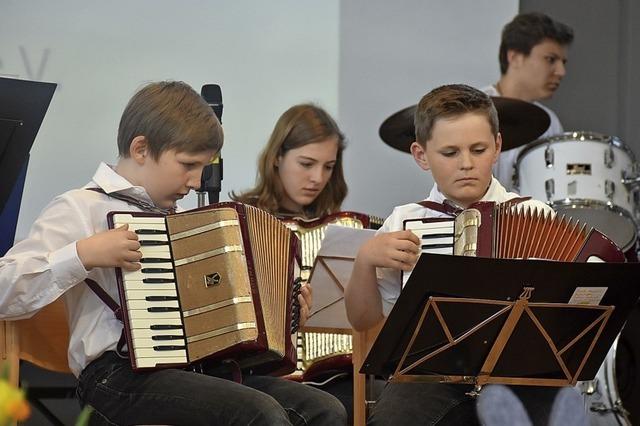 Junge Musiker glnzen am Akkordeon