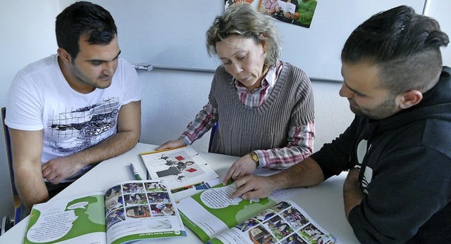 Fahmi Osman (links) und  Mahir Abdullah mit Lehrerin Leda Kreuz.   | Foto: Tanja Bury