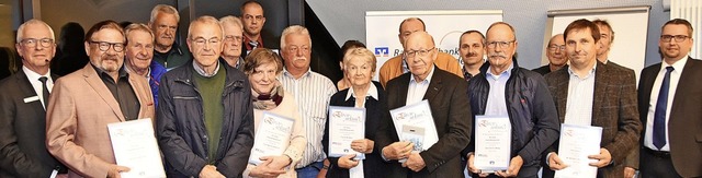 Die Raiffeisenbank in Gundelfingen hat langjhrige Mitglieder geehrt.   | Foto: Andrea Steinhart