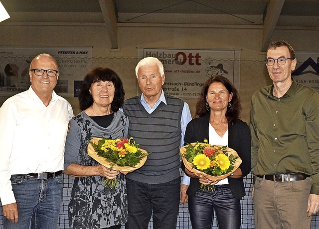 Helga Knischka (Zweite von links), Hor...inks) und Klaus Gungl  ausgezeichnet.   | Foto: Ccile Buchholz