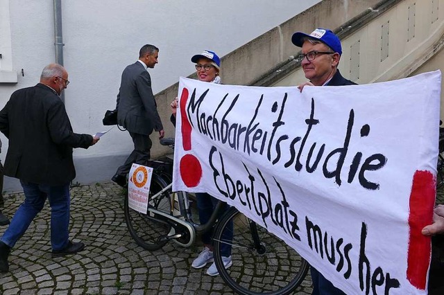 Protest: An Mitgliedern der BI &#8222;...der eines der Flugbltter der BI liest 