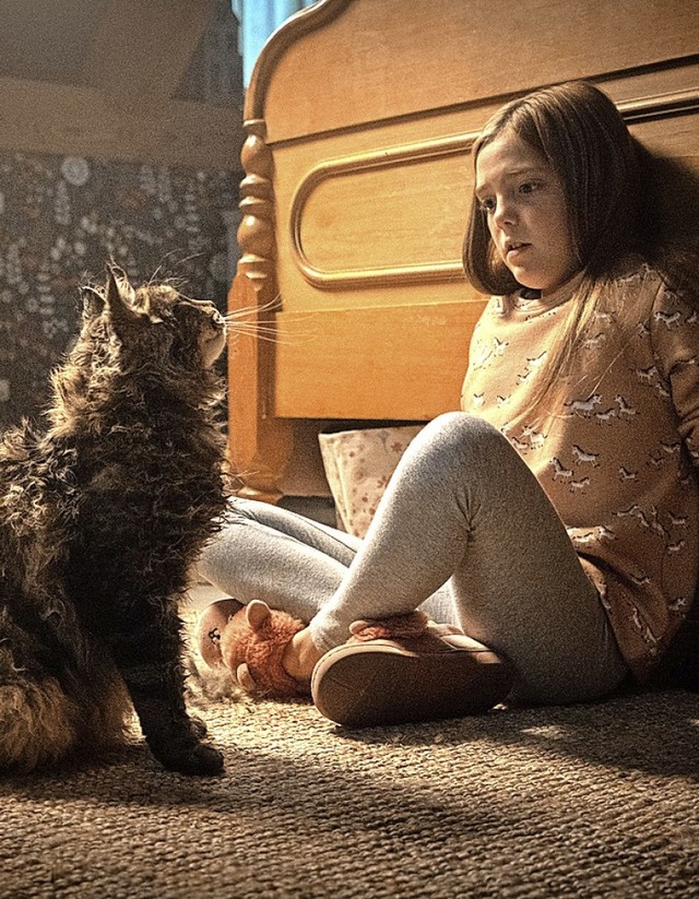 Ellie (Jete Laurence) und ihre Katze  | Foto: Paramount Pictures/dpa
