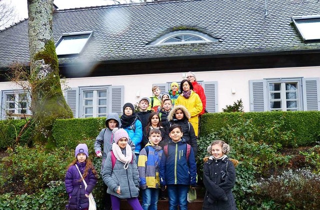 Die Klasse 4d vor Ren Schickeles Haus in Badenweiler  | Foto: PRivat