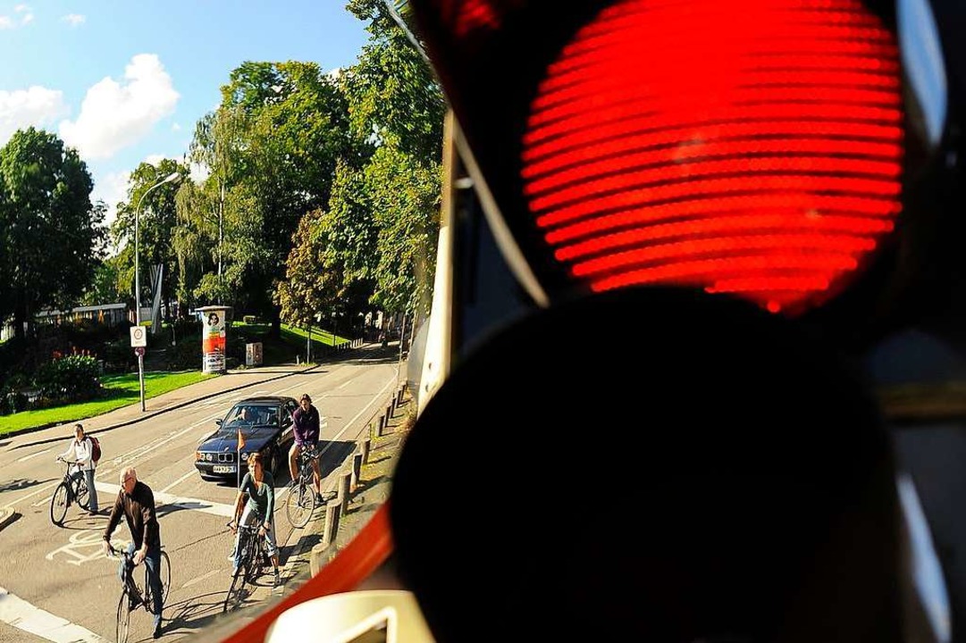 Ein LKW fuhr einer jungen Radlerin be...u, als dieser an einer Ampel startete  | Foto: Ingo Schneider