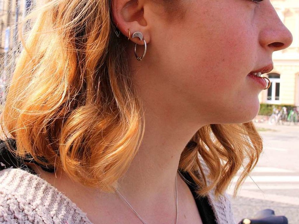 Krperschmuck ist Sarahs tglicher Begleiter.  | Foto: Julia Stulberg