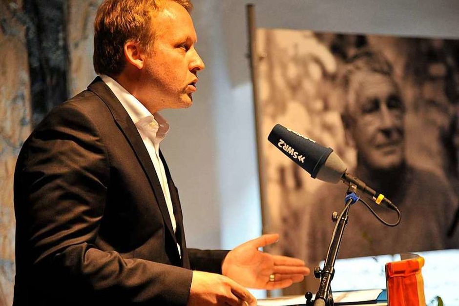 Tritt am Tag der Preisverleihung aus dem Schatten des großen Lyrikers Peter Huchel (Bild im Hintergrund) heraus: Der neue Preisträger Thilo Krause bei seiner Dankesrede (Foto: Hans-Peter Müller) Tritt am Tag der Preisverleihung aus dem Schatten des großen Lyrikers Peter Huchel (Bild im Hintergrund) heraus: Der neue Preisträger Thilo Krause bei seiner Dankesrede (Foto: Hans-Peter Müller)