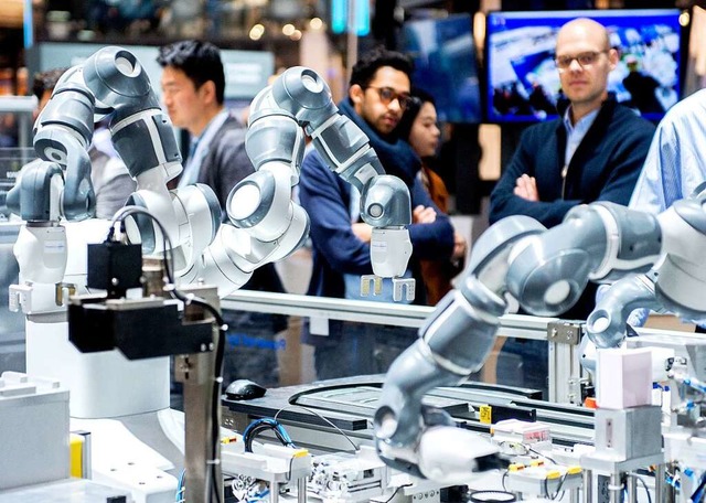 Mehrere Roboter bewegen sich auf der Hannover Messe.  | Foto: dpa