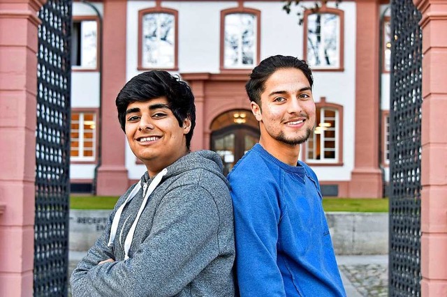 Ibrahim Riaz (links) und Suhail Akram sind beide am UWC in Freiburg.  | Foto: Michael Bamberger