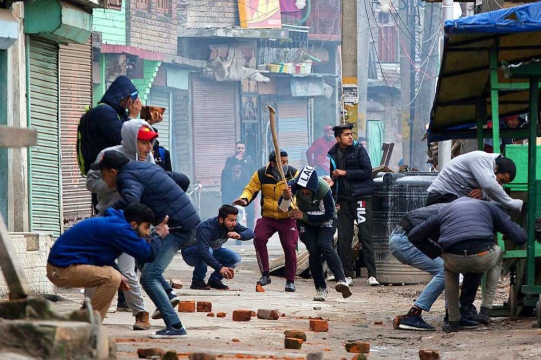 Kaschmirische Demonstranten im Februar...ößen mit indischen Sicherheitskräften.  | Foto: dpa
