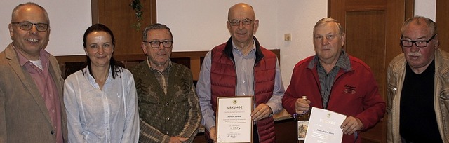 Vorsitzender Bernward Lohr ehrte die t... Erwin Albiez (40 Jahre, von links).    | Foto: Reinhard Herbrig