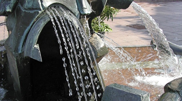 Die Frdermittel fr die Stadt Neuenbu...sser im Brunnen auf dem Rathausplatz.   | Foto: Dorothee Philipp