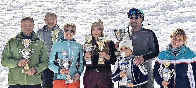 Vereinsmeisterschaften beim Skiclub Ze... (von links)   gewinnen Wanderpokale.   | Foto: Verein