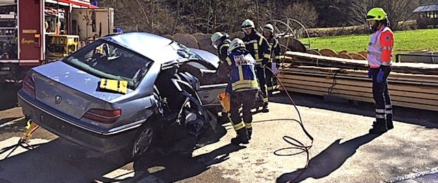 <BZ-FotoAnlauf>Feuerwehr Kandern: </BZ...ungseinsatz bei einem Verkehrsunfall.   | Foto: Lenke