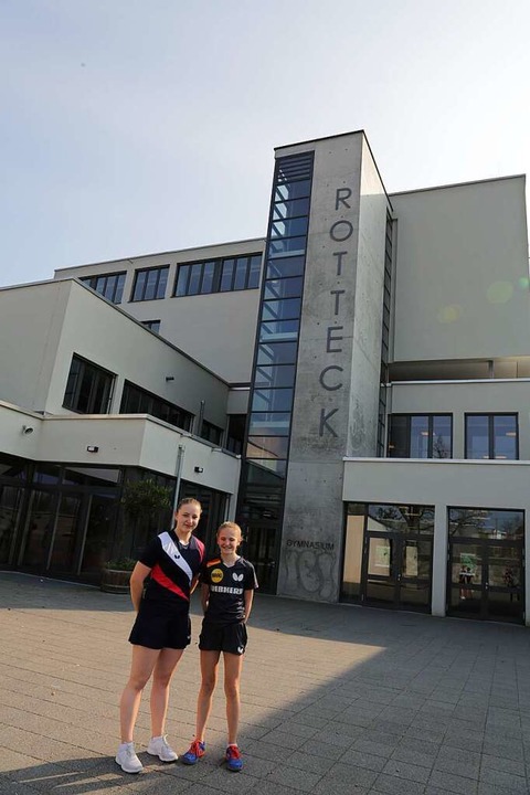 Jana Kirner und Jele Stortz vor dem Rotteck-Gymnasium  | Foto: Lukas Karrer