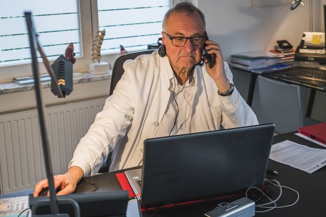 Der Stuttgarter Internist Jrg Meinsha...ei der Telebehandlung in seiner Praxis  | Foto: Patrick Junker