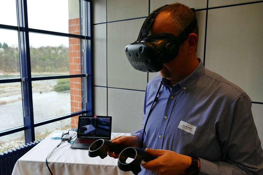 Andreas Wiesler testet eine Virtual Reality Brille.  | Foto: Dora Schls