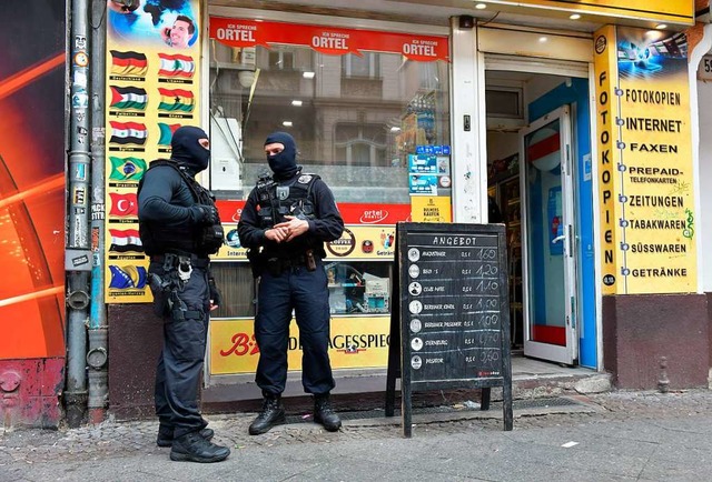 Berliner Polizisten im Einsatz gegen einen mutmalich kriminellen Clan   | Foto: dpa