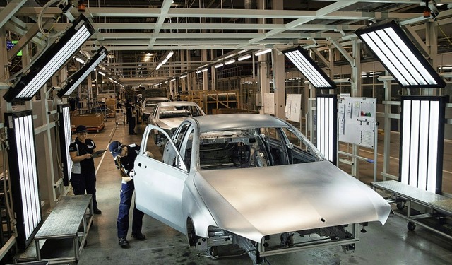 Arbeiterinnen stehen an der Karosserie...es im neuen Daimler-Werk in Russland.   | Foto: dpa