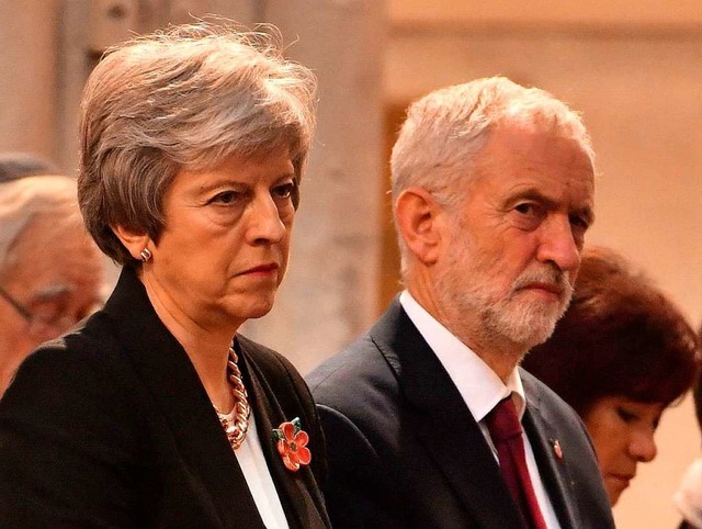 Theresa May und Jeremy Corbyn wollen in Sachen Brexit zusammenarbeiten.  | Foto: dpa