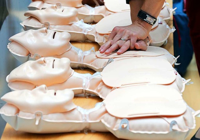 Die Herzdruckmassage gehrt zu den Erste-Hilfe-Manahmen.  | Foto: dpa