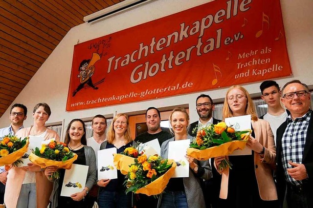 Geehrte Mitglieder mit Prsident und Vorsitzenden des Vereins.  | Foto: Erik Kunz