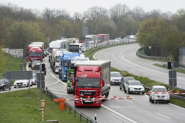 Die Schranken sind geschlossen, der Ka...alls gesperrt. Der Einsatz luft noch.  | Foto: Ingo Schneider