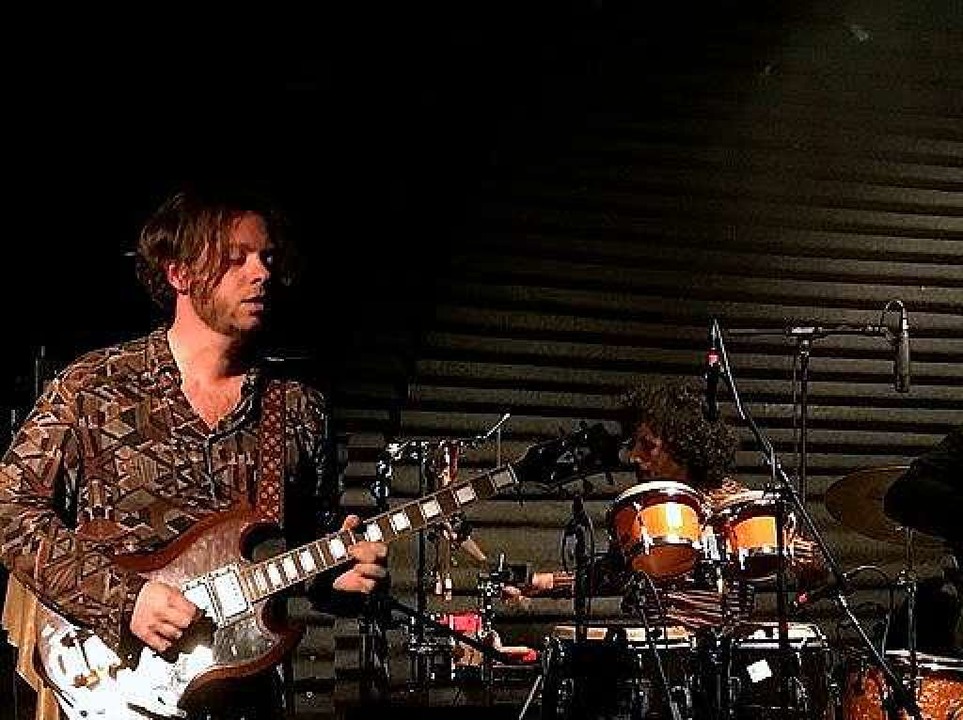 Ben Rider spielt bei Altin Gn eine sehr beeindruckende Gitarre.  | Foto: Bernhard Amelung