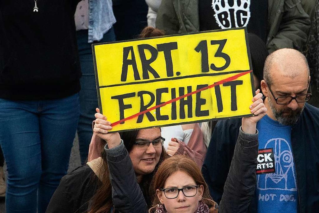 Eine junge Frau hlt bei der Demo gege...U-Urheberrechtsreform ein Plakat hoch.  | Foto: dpa