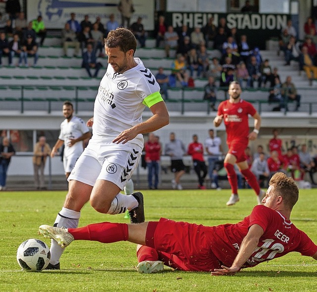 Das Derby im September 2018: Stefan La... von  Samuel Geiler (OFV) attackiert.   | Foto:  Alexandra Buss