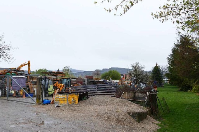 Im hinteren Bereich dieser Flche im G...ncontainer fr Flchtlinge aufstellen.  | Foto: Thomas rhenisch