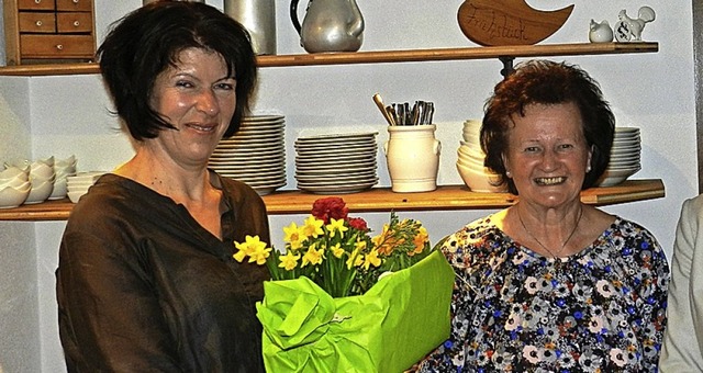 Theresia Kiefer (links) dankte  Gertru... fr ihr Engagement im Florianstbli.   | Foto: ghw