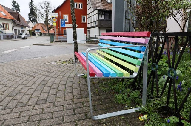 In Wittelbach steht eines der farblich aufflligen  Mitfahrbnkle.  | Foto: Christoph Breithaupt