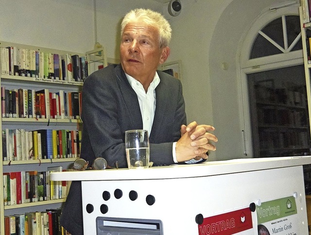 Martin Gro sprach in der Stadtbibliothek  ber den Wald.   | Foto: Jennert