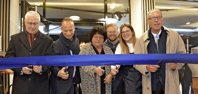 Aron, Anna-Lena und Fridolin Stiefvate...iederlassung von Stiefvater Reisebro.  | Foto: Hannes Lauber