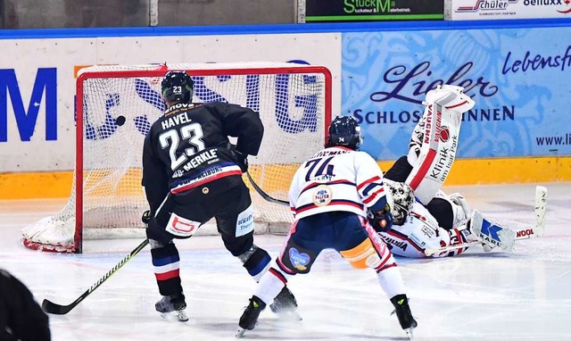 Radek Havel (links) und der EHC starte...ggendorf in die letzte Playdown-Runde.  | Foto: Achim Keller